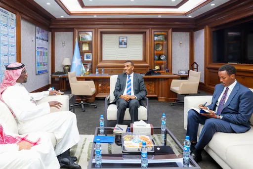 Ra’iisul Wasaare Xamsa Cabdi Barre oo Qaabilay Danjiraha Boqortooyada Sacuudiga u Fadhiya Soomaaliya
