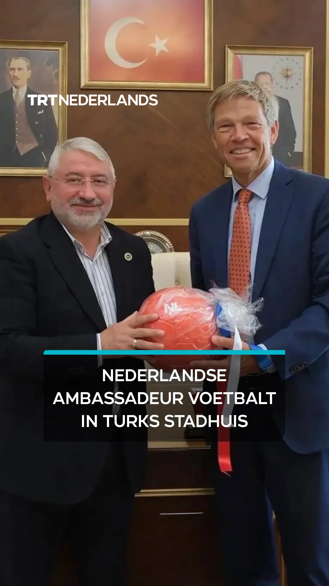 Nederlandse ambassadeur speelt spontaan een balletje met burgemeester van Corum