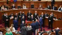 Ndërpritet seanca e Kuvendit të Shqipërisë, deputetët e opozitës e bllokojnë foltoren