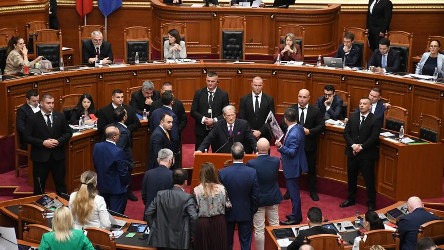 Ndërpritet seanca e Kuvendit të Shqipërisë, deputetët e opozitës e bllokojnë foltoren