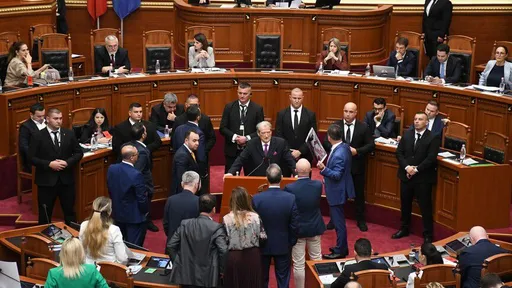 Ndërpritet seanca e Kuvendit të Shqipërisë, deputetët e opozitës e bllokojnë foltoren