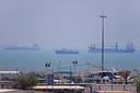 Цените на нафтата ги избришаа воените добивки, бидејќи сообраќајот на танкери во Ормуз продолжува