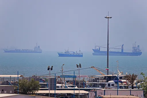 Цените на нафтата ги избришаа воените добивки, бидејќи сообраќајот на танкери во Ормуз продолжува