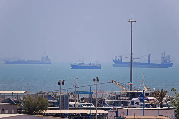 Цените на нафтата ги избришаа воените добивки, бидејќи сообраќајот на танкери во Ормуз продолжува