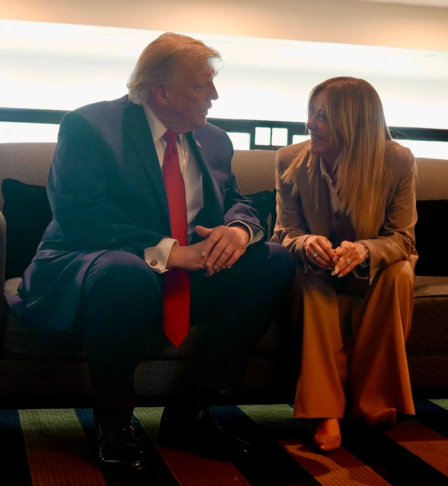"Meloni m’a supplié pour une photo": tollé en Italie suite aux propos de Trump