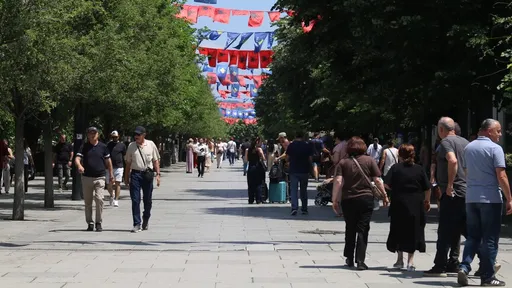 Ndërkombëtarët: Kosova të krijojë kushtet për përdorimin e simboleve dhe flamujve të komuniteteve