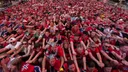 Норвешките навивачи организираат викиншка претстава со веслање на Тајмс Сквер за време на СП