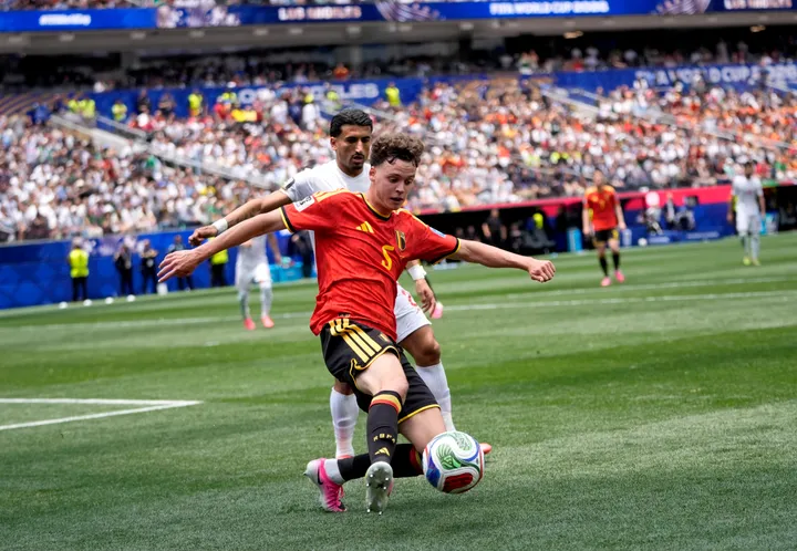 België weet met tien man gelijk te spelen tegen Iran in een doelpuntloze wedstrijd