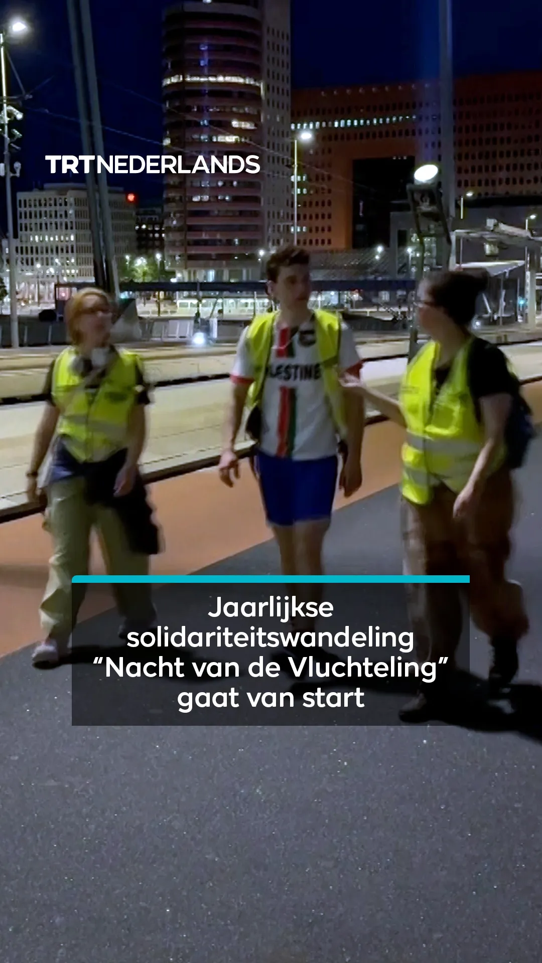 Mensen nemen deel aan de jaarlijkse solidariteitswandeling “Nacht van de Vluchteling”