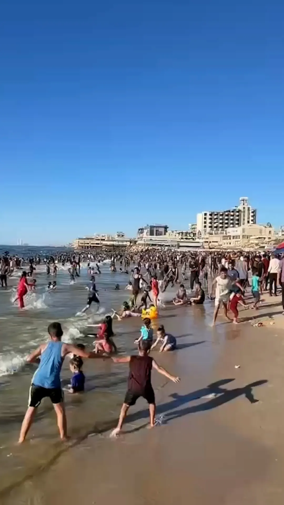 Warga Palestina di Gaza temukan kelegaan sementara di tepi laut