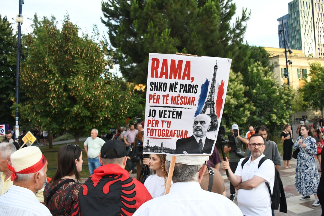 tirane-vazhdon-ne-diten-e-23-te-protesta-me-moton-shqiperia-nuk-eshte-ne-shitje