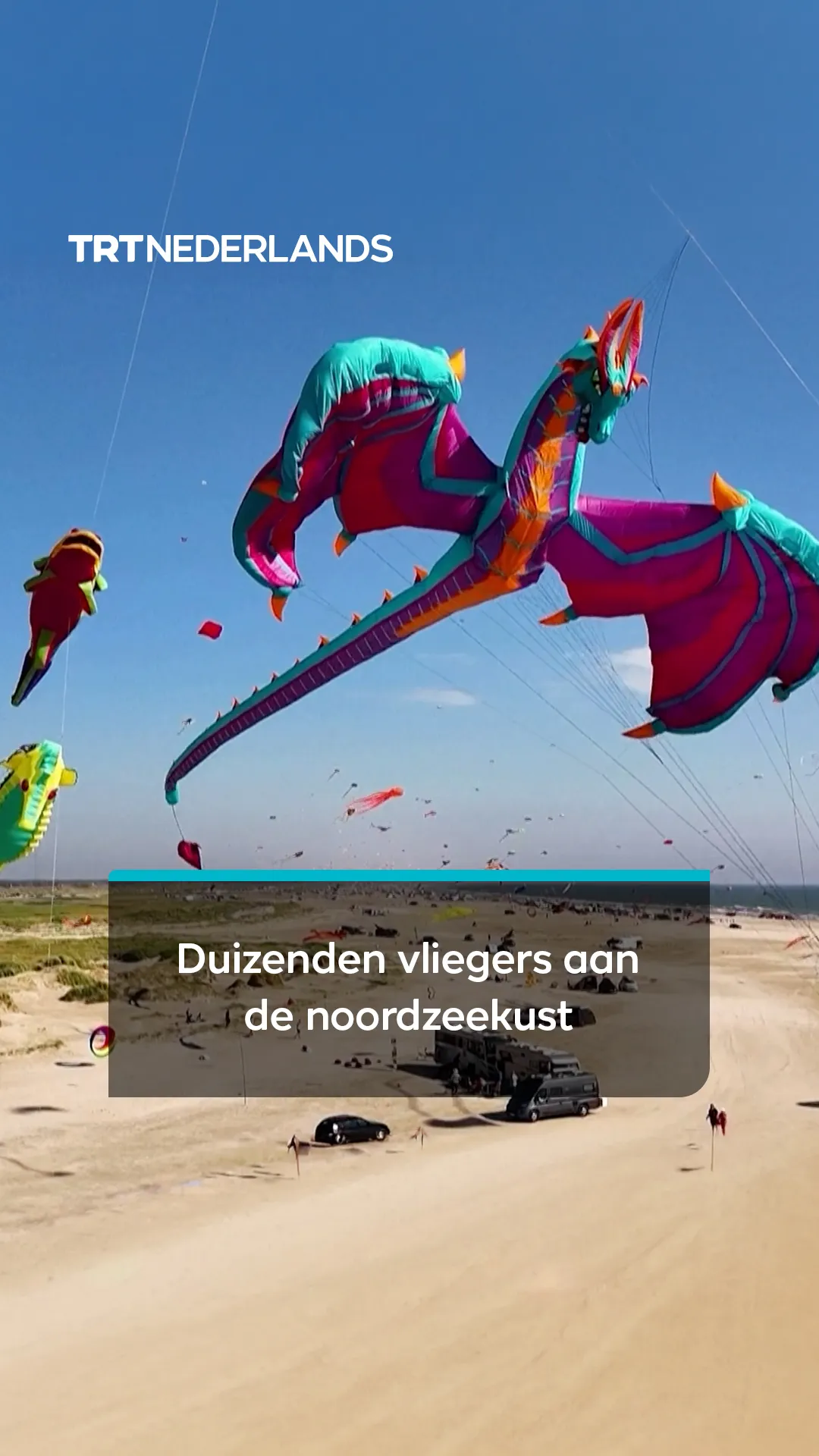 Duizenden mensen nemen deel aan een van 's werelds grootste vliegerfestivals aan de Noordzeekust