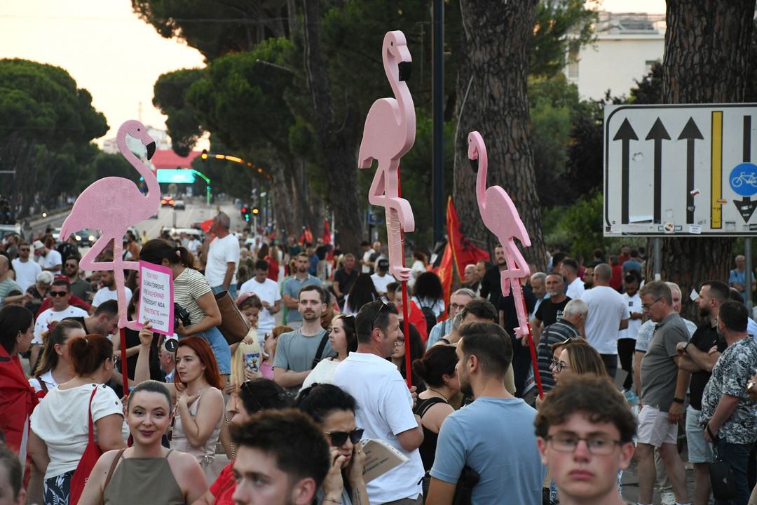 Tiranë  vazhdon në ditën e 24 t protesta me moton  Shqipëria nuk është në shitje 