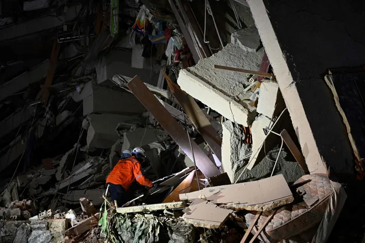 El mundo reacciona con condolencias y ofertas de ayuda tras los mortales terremotos en Venezuela