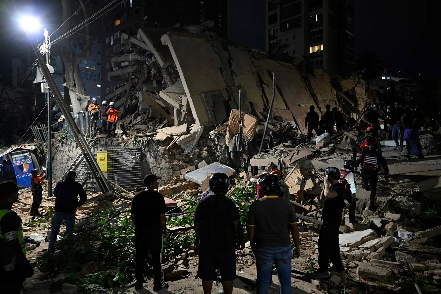 En las calles y los hospitales, los venezolanos luchan por salvar vidas tras los terremotos gemelos