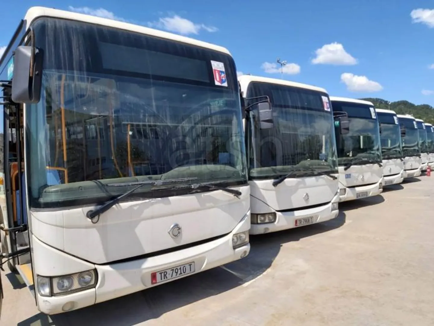 Autobusët urbanë në Shqipëri përjashtohen nga detyrimi për pajisje POS