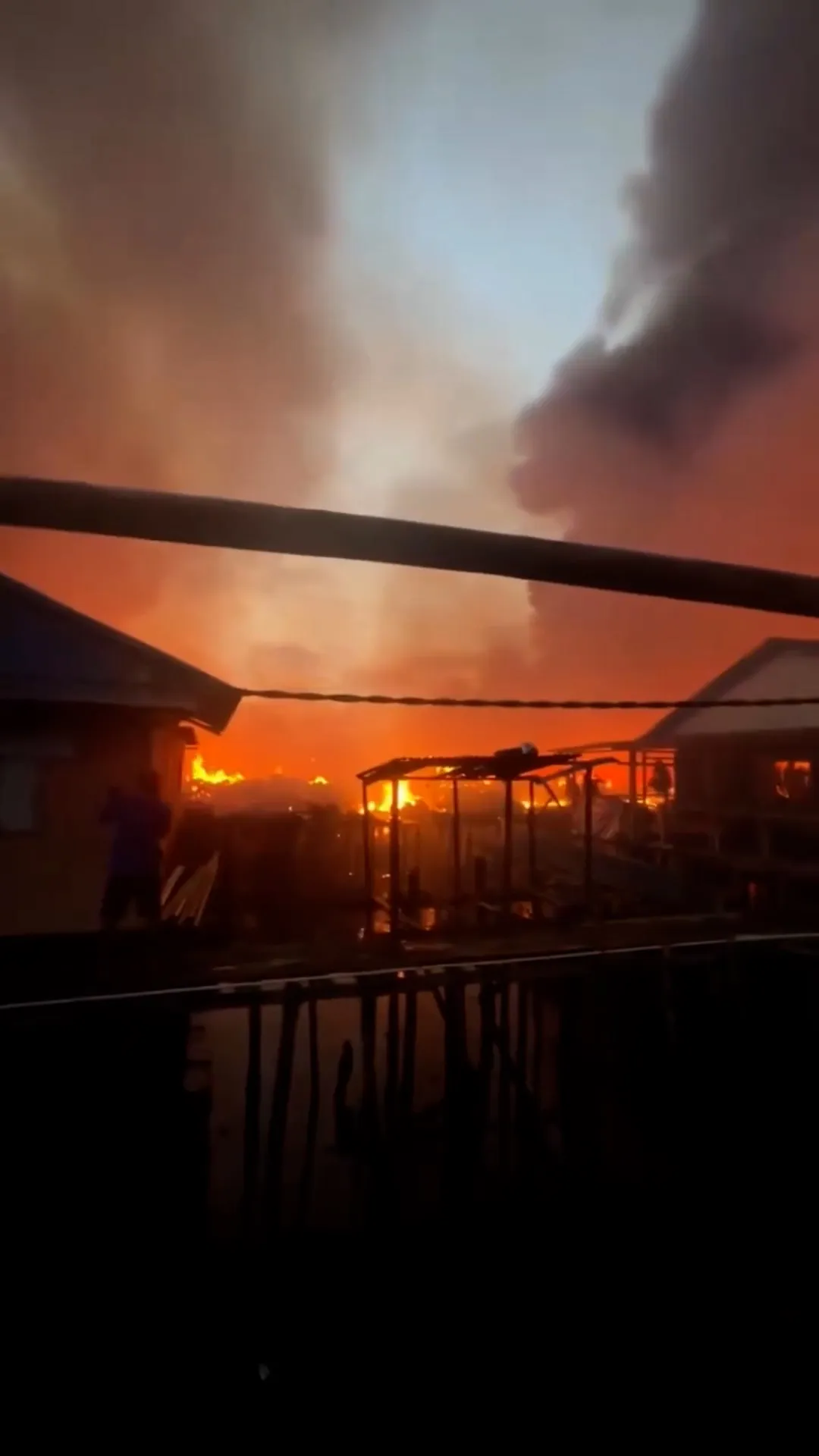 Kebakaran besar di Sorong, Papua, menghanguskan sedikitnya 60 rumah