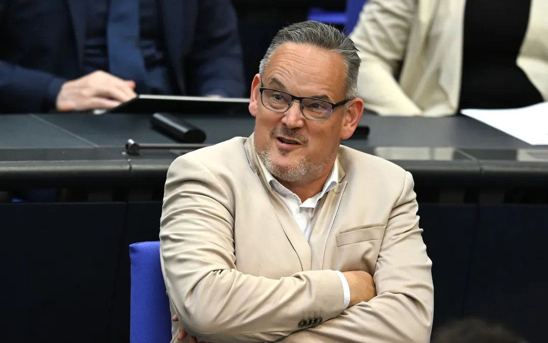 Foto mit erhobenem Arm: Rücktrittsforderungen an Sachsen-Anhalts AfD-Chef Reichardt