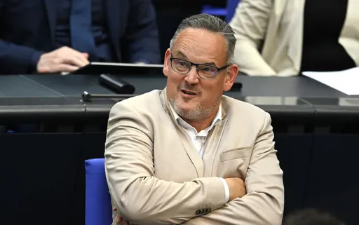 Foto mit erhobenem Arm: Rücktrittsforderungen an Sachsen-Anhalts AfD-Chef Reichardt