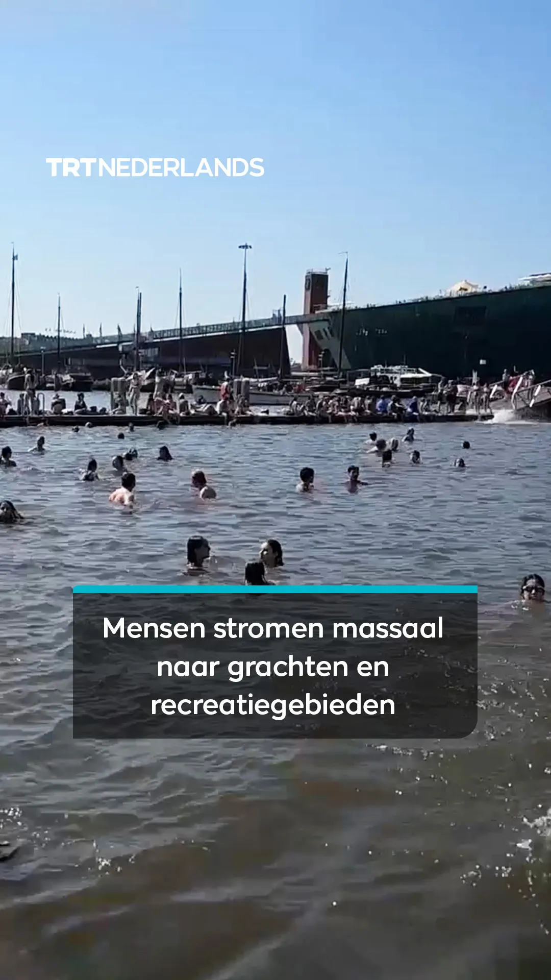 Mensen stromen massaal naar grachten en recreatiegebieden in Nederland met warm weer