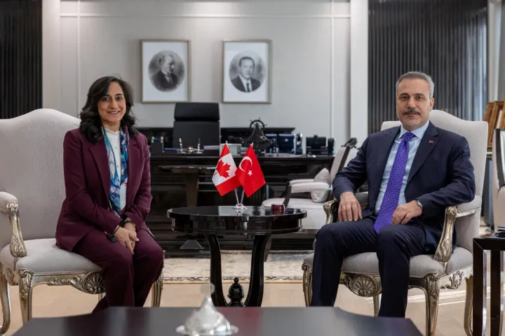 Ministros de Türkiye y Canadá trabajan para fortalecer los lazos antes de la cumbre de la OTAN