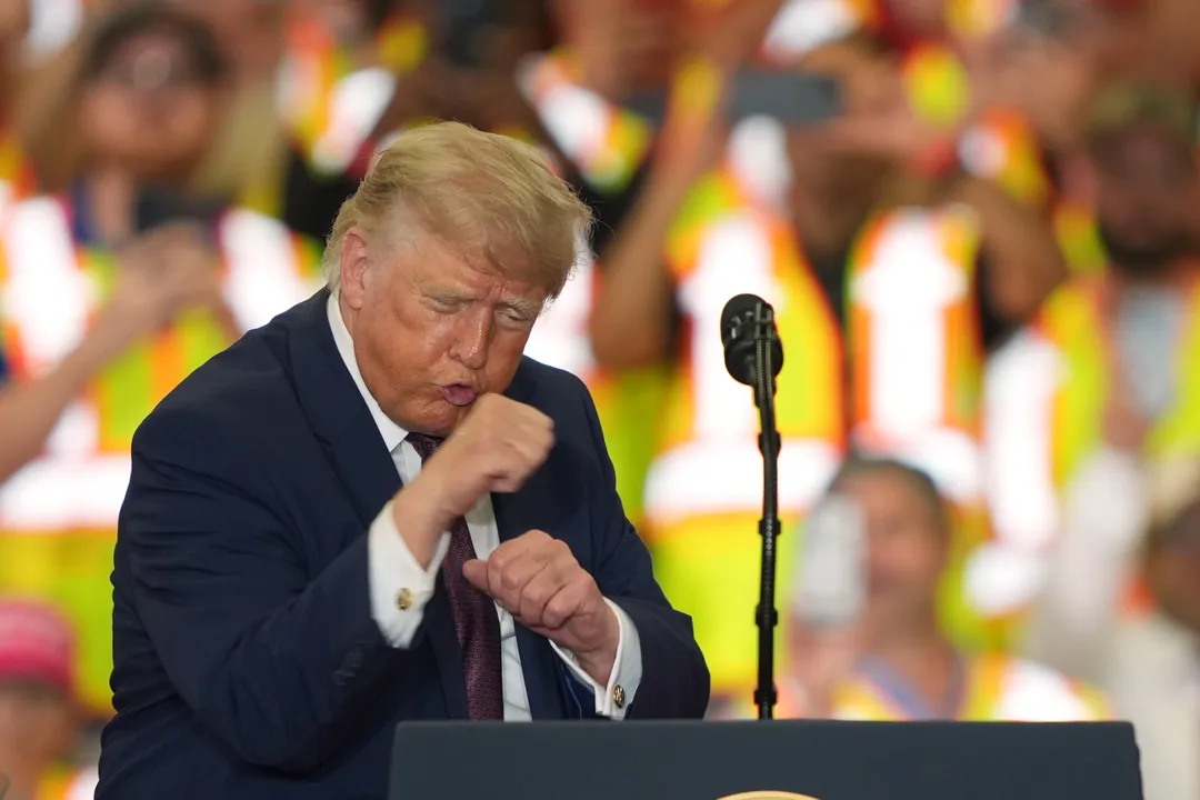 Trump stellt neuen US-Reisepass mit Bild von sich selbst vor