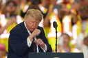 Trump stellt neuen US-Reisepass mit Bild von sich selbst vor