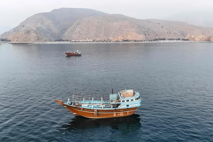 Irani dhe Omani shqyrtojnë vendosjen e tarifave të shërbimit në Ngushticën e Hormuzit