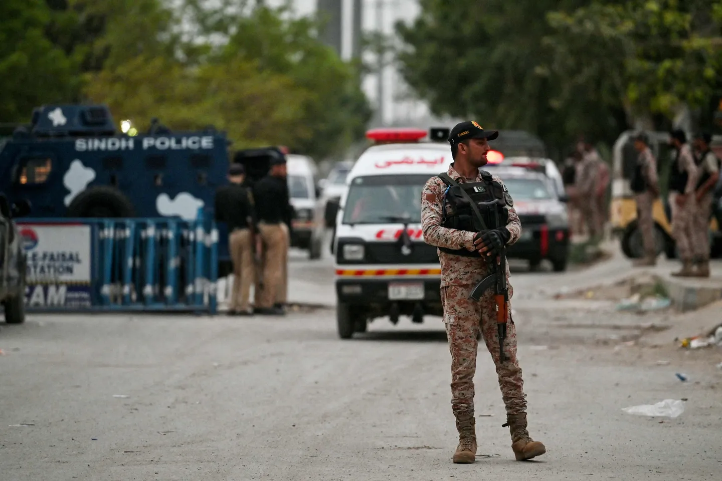 Pakistan: un attentat-suicide fait 16 morts près d’un complexe de police