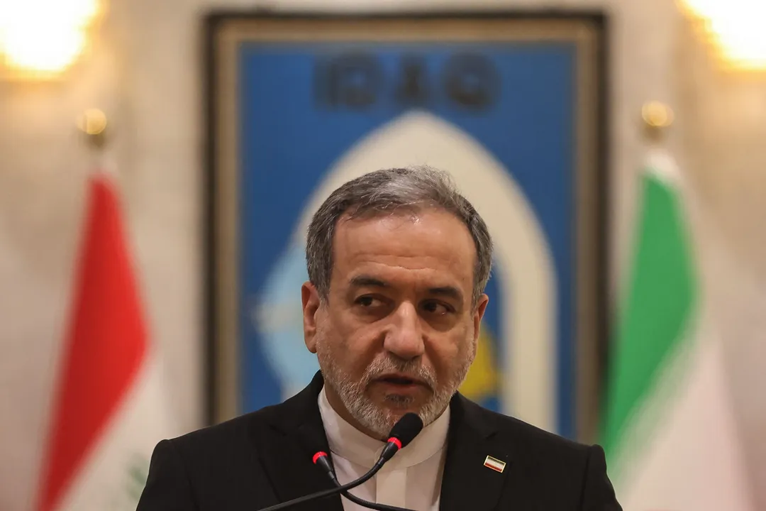 د ایران د بهرنیو چارو وزیر عراقچي له خپلو روسي او پاکستاني سیالانو سره وکتل