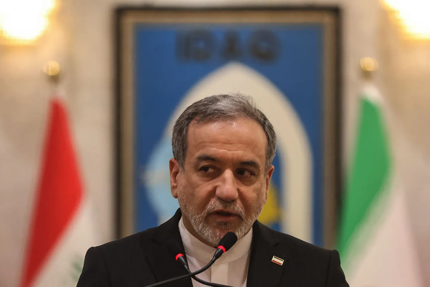 د ایران د بهرنیو چارو وزیر عراقچي له خپلو روسي او پاکستاني سیالانو سره وکتل