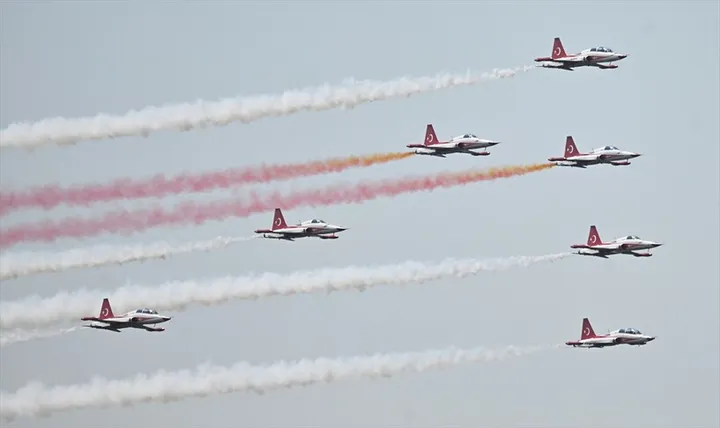 Ekipi akrobatik “Yjet Turke” tërheq mijëra spektatorë në Ditët e Forcave Ajrore të Belgjikës