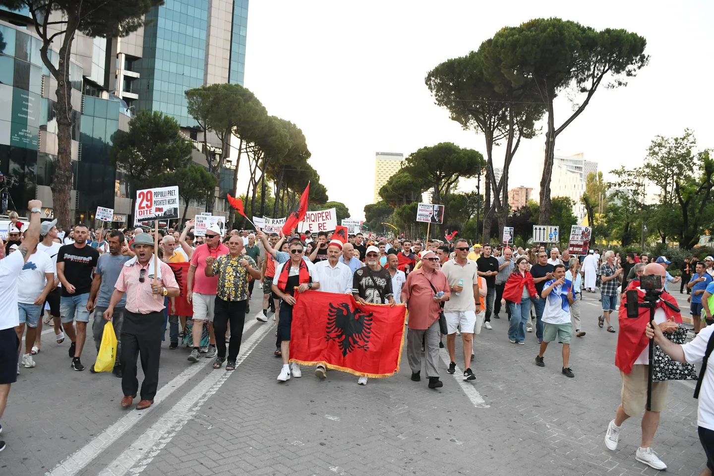 Tiranë, vazhdoi në ditën e 29-të protesta me moton "Shqipëria nuk është në shitje"