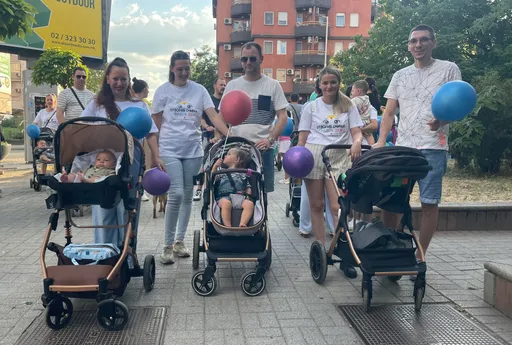Дефиле на бебиња во колички и мајки низ велешките улици