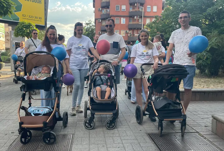 Дефиле на бебиња во колички и мајки низ велешките улици