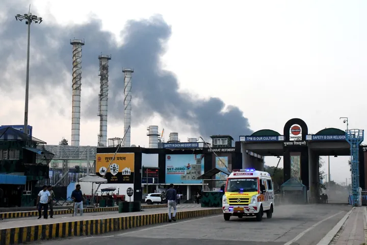 पश्चिम बंगाल की हल्दिया रिफाइनरी में नैफ्था पाइपलाइन में आग, कम से कम 15 लोग घायल