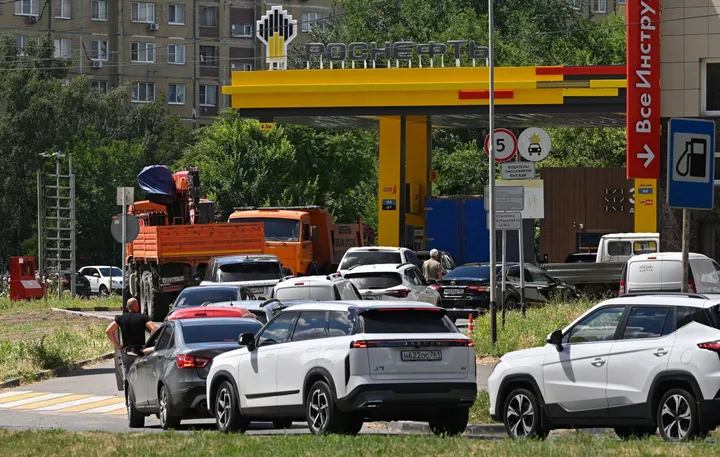 Зеленский высмеял дефицит топлива в России