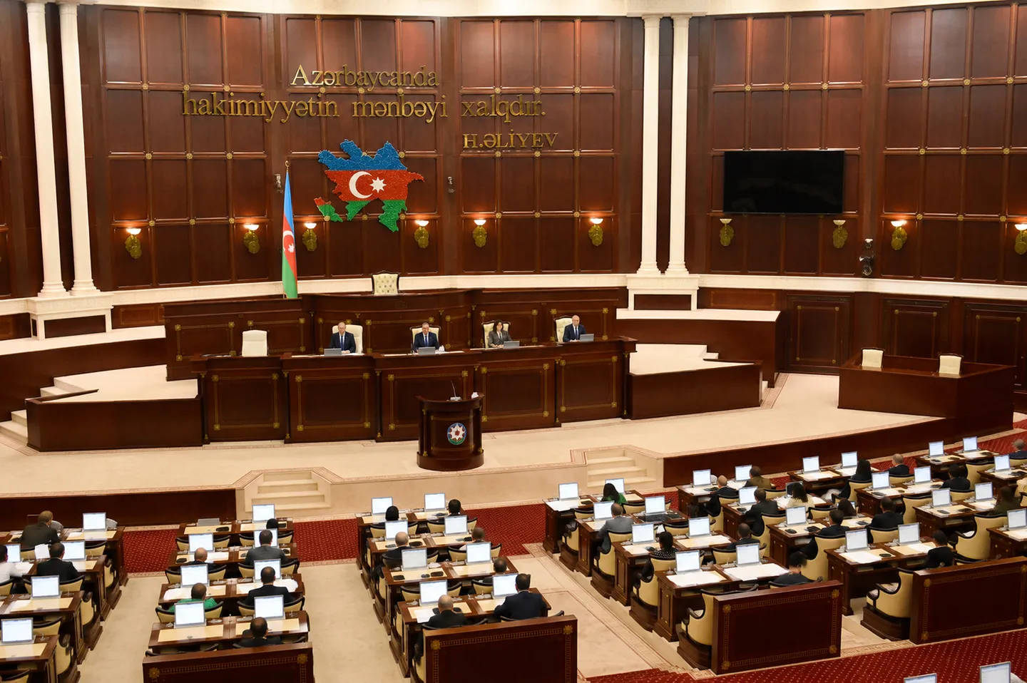 Парламент Азербайджана одобрил ограничения на использование соцсетей для подростков
