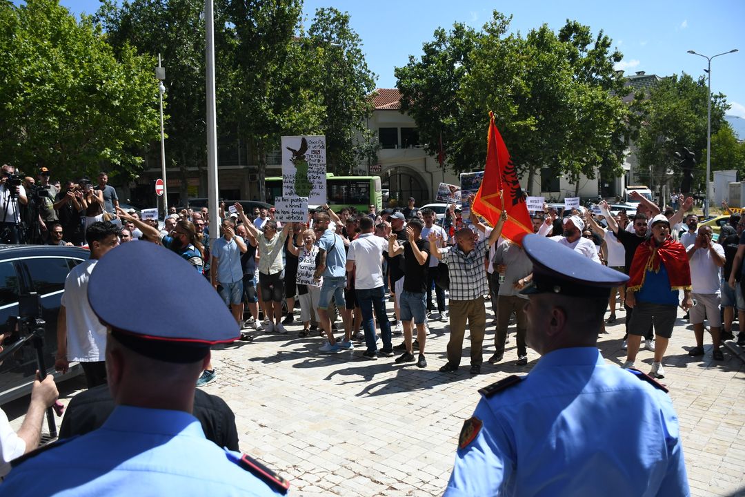 Protestohet para selisë së Kuvendit të Shqipërisë gjatë seancës parlamentare