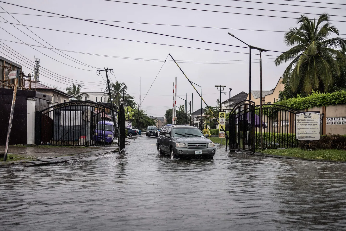 Nigerian goment don alert 24 states plus FCT as flood risk don rise