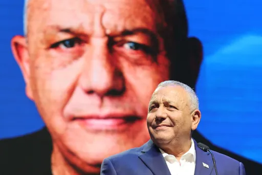 סדקים בקואליציית הכיבוש: סקר חדש חושף את שחיקת נתניהו מול התחזקות איזנקוט