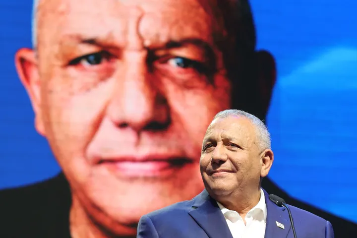 סדקים בקואליציית הכיבוש: סקר חדש חושף את שחיקת נתניהו מול התחזקות איזנקוט