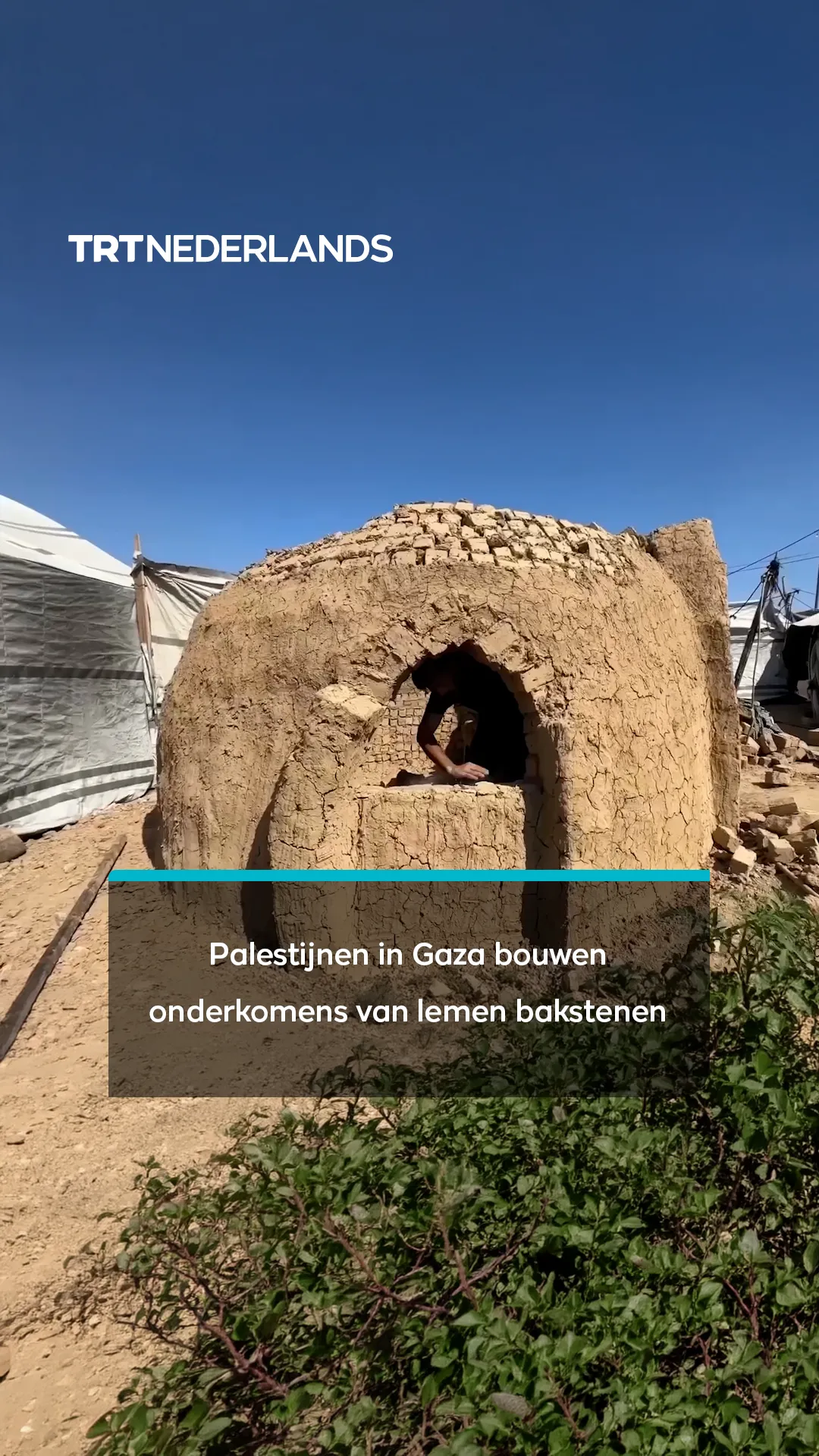 Palestijnen bouwen onderkomens van lemen bakstenen als alternatief voor tenten in Gaza