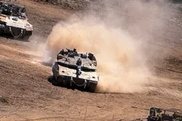 Израиль отложил вывод войск из двух районов на юге Ливана