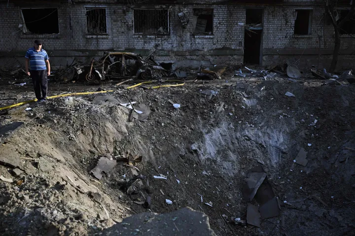 Russia, Ukraine trade deadly long-range strikes as Zelenskyy seeks US Patriot missile licence
