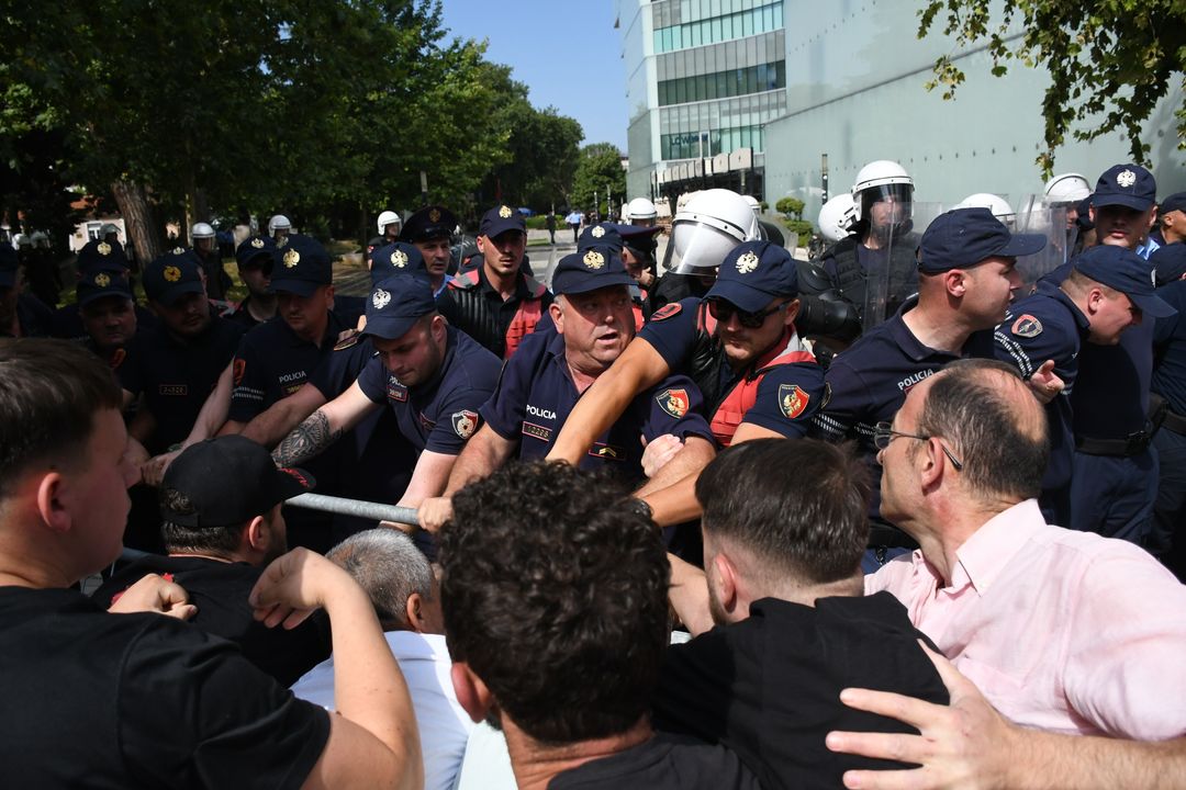 Tensione në protestën para Kuvendit të Shqipërisë