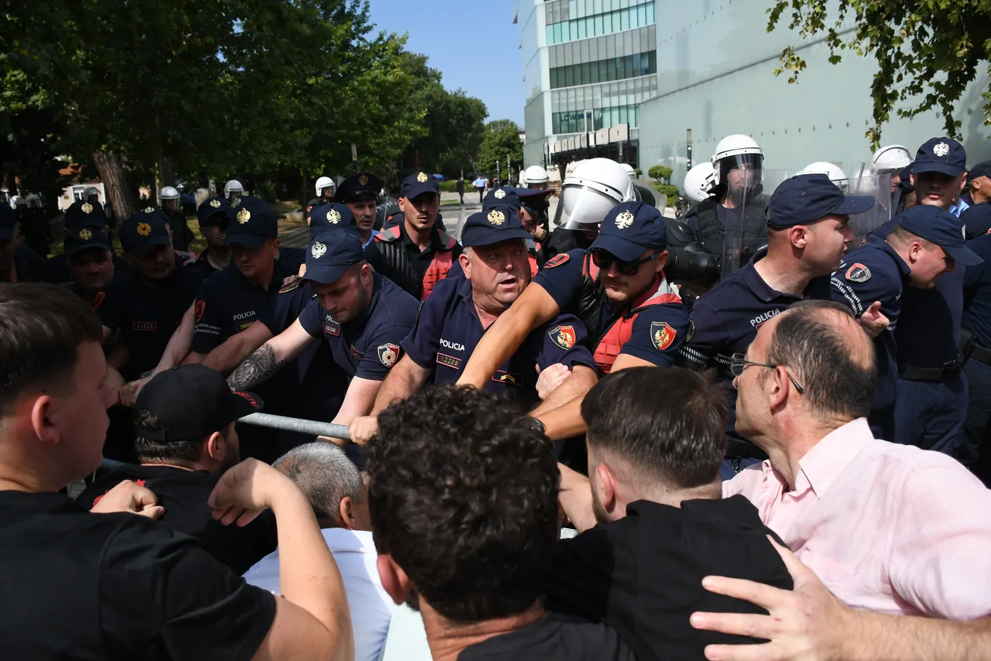 Tensione në protestën para Kuvendit të Shqipërisë