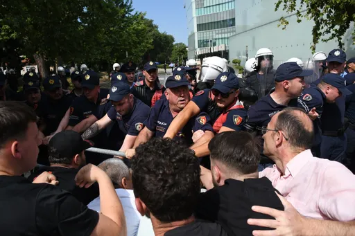 Tensione në protestën para Kuvendit të Shqipërisë