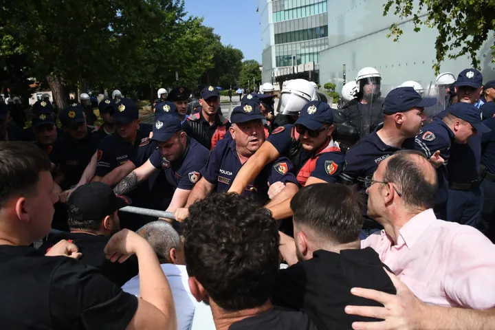 Tensione në protestën para Kuvendit të Shqipërisë