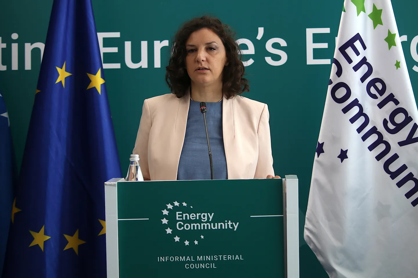 Ministrja Rizvanolli kritikon Serbinë në takimin rajonal për energjinë në Prishtinë